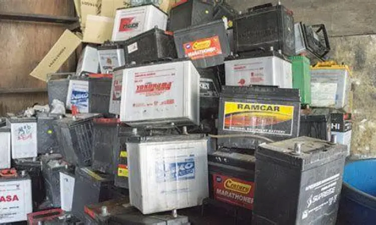 Timbangan Aki Bekas Proses penimbangan timbal dari dalam aki