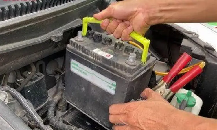 Proses ganti aki mobil Honda Brio