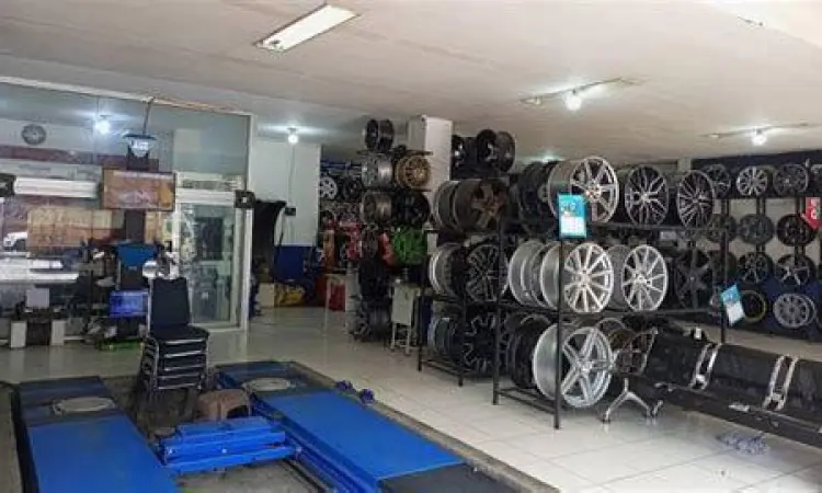 Pusat Ban Bekas Suasana toko ban mobil bekas dengan berbagai pilihan merk