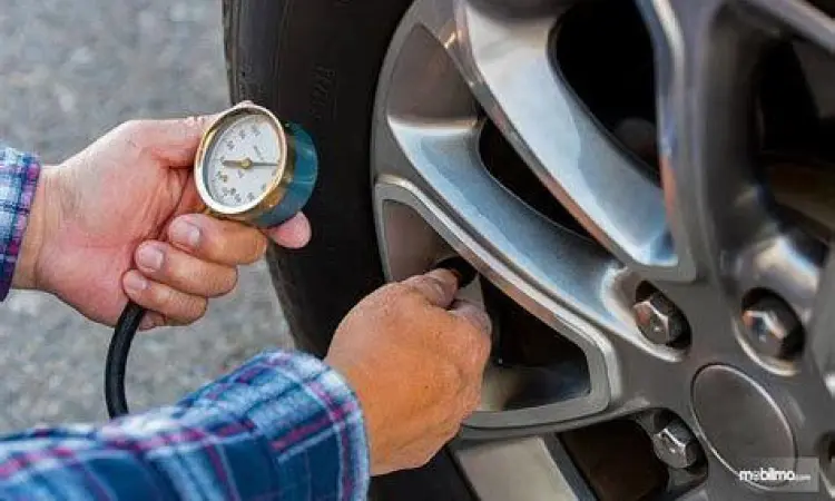 Proses pengecekan tekanan angin ban mobil