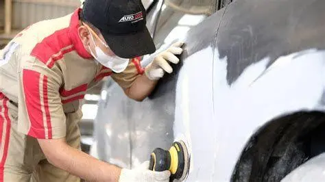 Finishing Pengecatan Mobil Proses poles mobil setelah dicat ulang