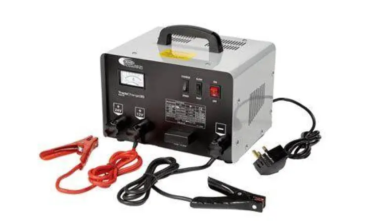 Proses Pengisian Daya Aki alat cas aki mobil di bengkel