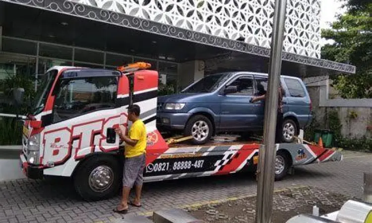 Mobil diangkut menggunakan derek gendong atau towing