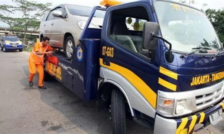 Derek Resmi Jalan Tol Petugas derek resmi Jasa Marga melakukan evakuasi