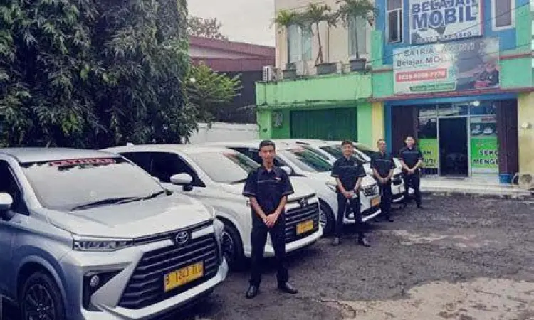 Interior mobil latihan mengemudi dengan pedal ganda