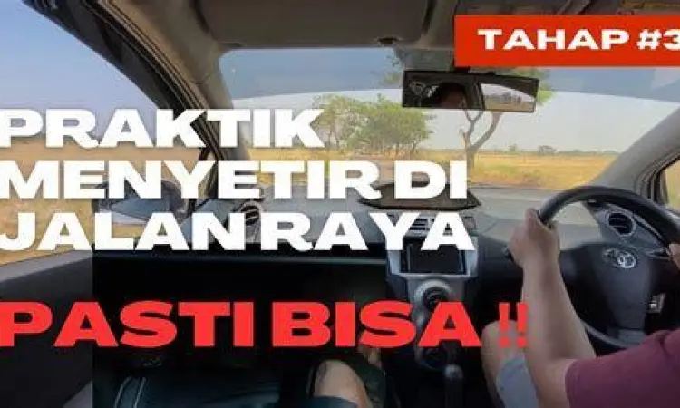 Siswa belajar menyetir mobil di jalan raya didampingi instruktur