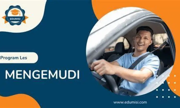 Instruktur menjelaskan teori rambu lalu lintas kepada siswa