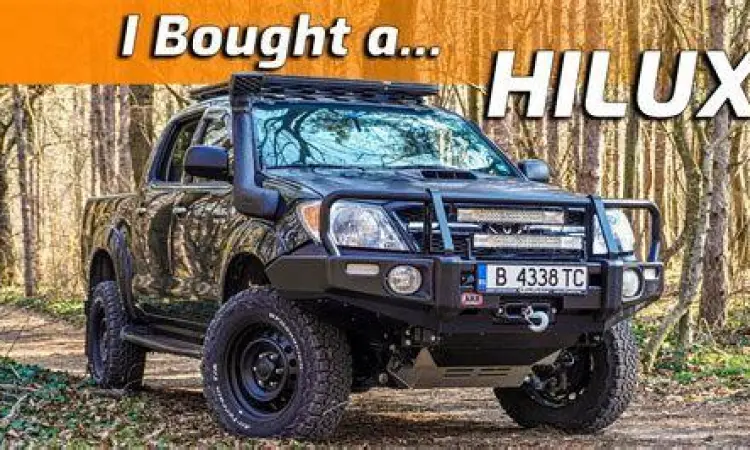 Toyota Hilux 4x4 di medan off-road