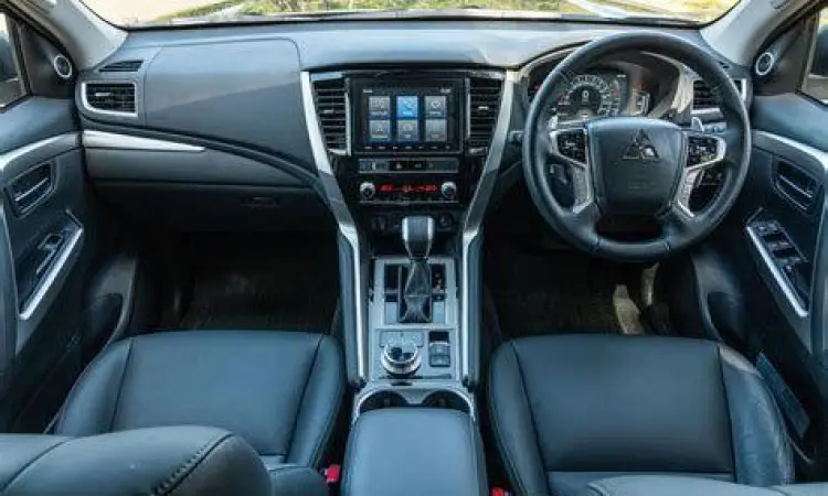 Interior mewah Mitsubishi Pajero Sport 4x4
