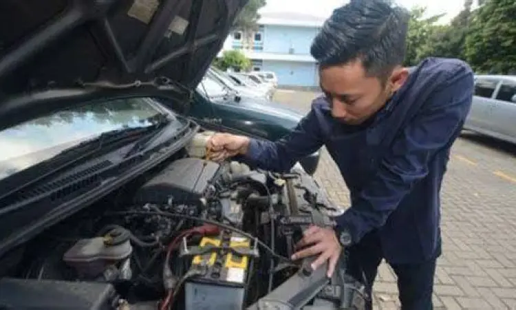 Inspeksi Mesin Mekanik sedang mengecek kondisi mesin mobil bekas