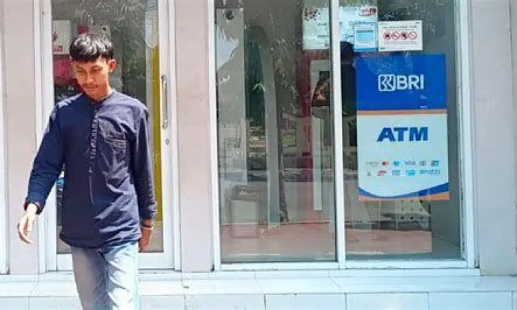 Transaksi di ATM BRI Nasabah melakukan transaksi di mesin ATM BRI