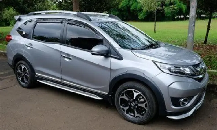 Honda BR-V generasi pertama warna silver