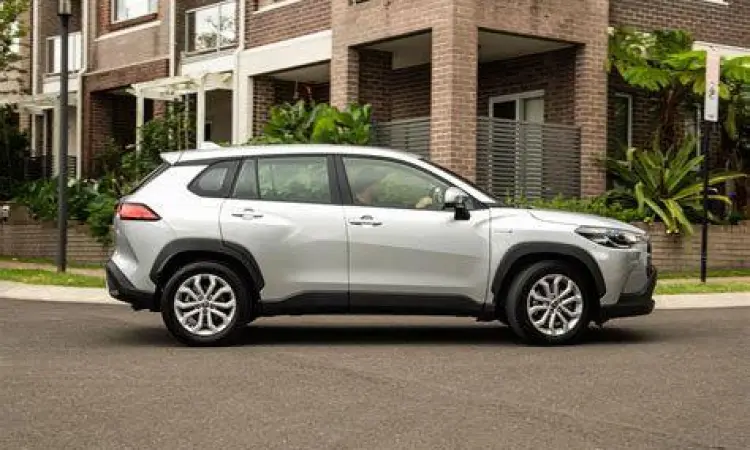 Mobil Toyota Corolla Cross Hybrid warna putih