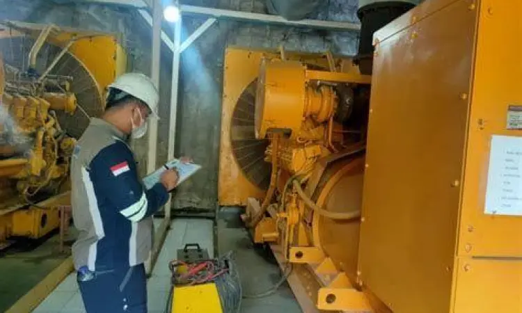 Inspeksi Mesin Truk Pengecekan mesin truk diesel oleh mekanik profesional