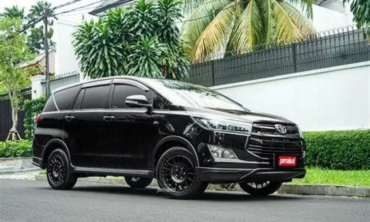 Innova Venturer Black Eksterior Toyota Innova Venturer warna hitam metalik