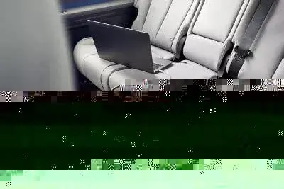 Fitur V2L Hyundai Fitur V2L Hyundai Ioniq sedang digunakan untuk menyalakan perangkat elektronik