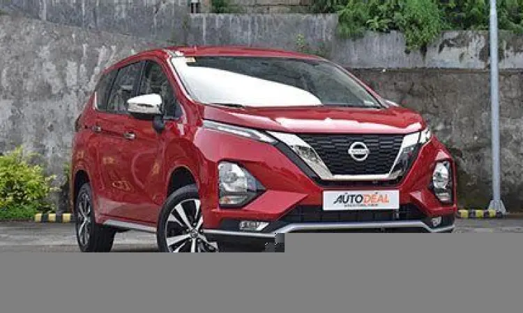 Eksterior depan Nissan Livina dengan grill V-Motion