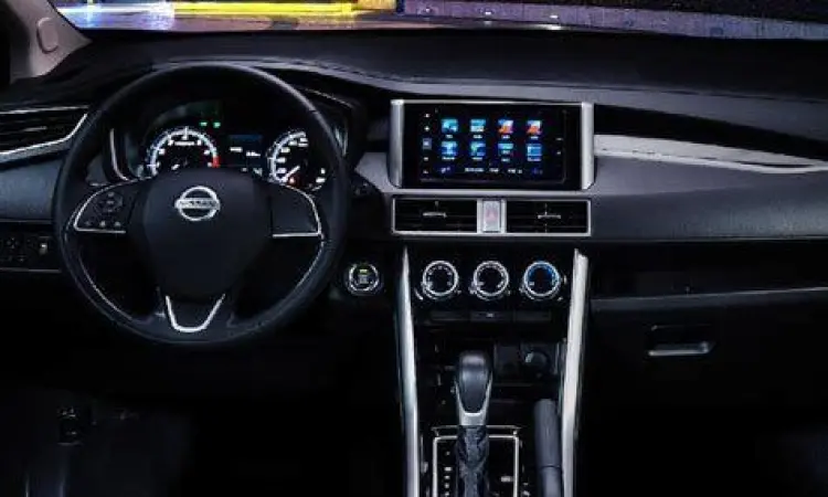 Interior dashboard Nissan Livina yang elegan