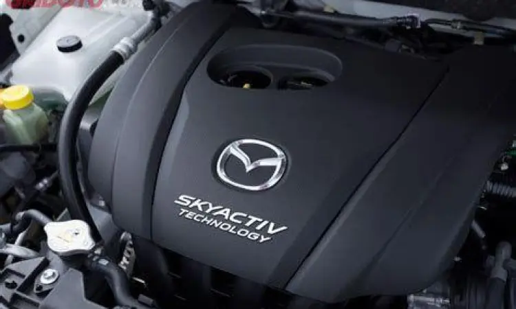 Inspeksi Mesin Mazda Mekanik memeriksa mesin Mazda SkyActiv