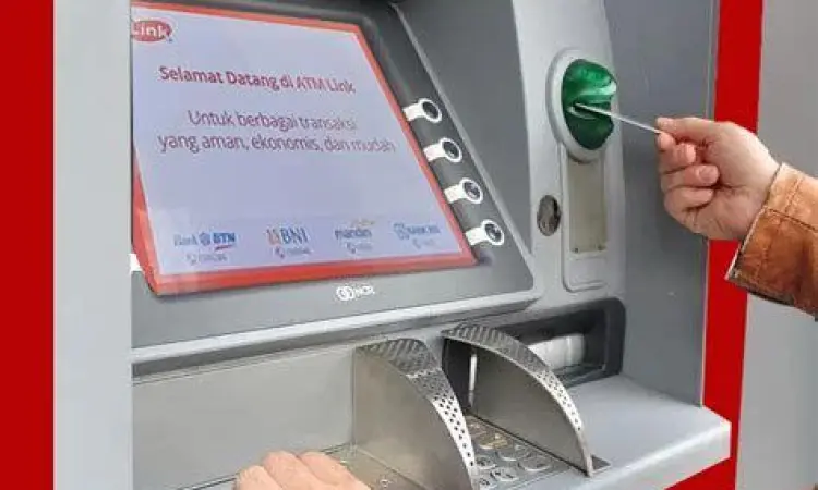 Menutup tangan saat memasukkan PIN ATM