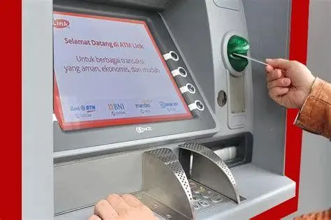 Keamanan PIN ATM Menutup tangan saat memasukkan PIN ATM