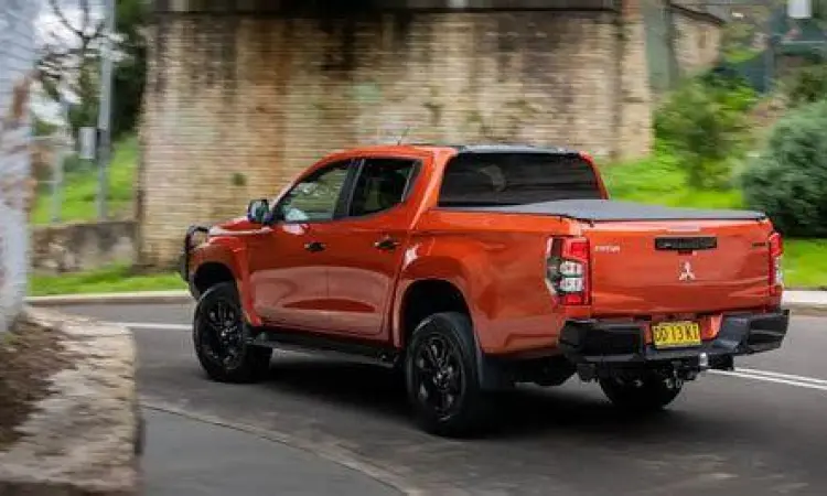 Mitsubishi Triton Offroad Mitsubishi Triton 2022 melewati medan tanah