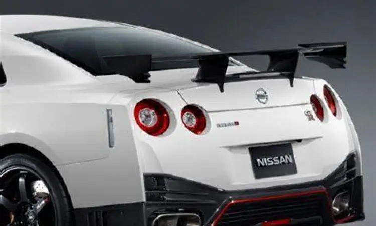 Bagian belakang Nissan GTR NISMO dengan wing serat karbon
