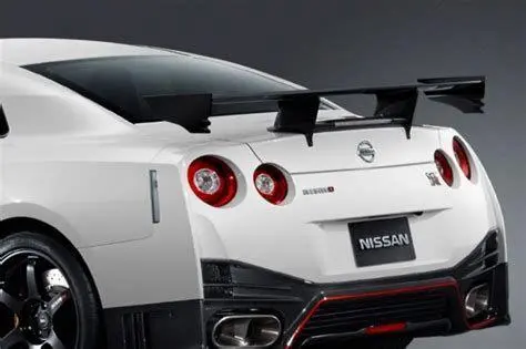 Nissan GT-R Aero Bagian belakang Nissan GTR NISMO dengan wing serat karbon