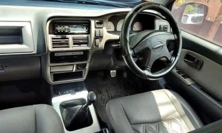 Interior Isuzu Panther Royal yang luas