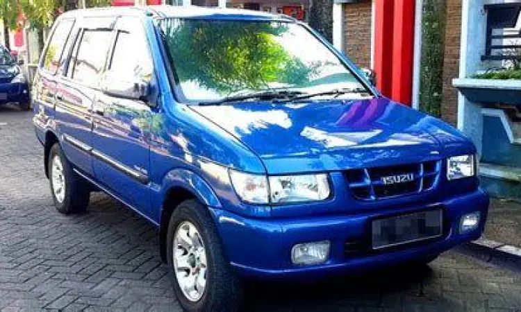 Isuzu Panther Kapsul generasi pertama tahun 2000