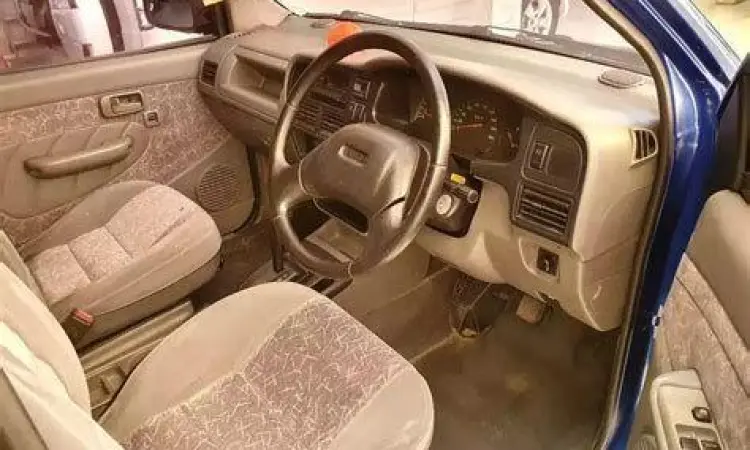 Interior Isuzu Panther LS tahun 2000 yang terawat