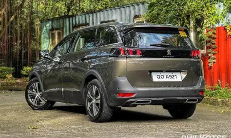 Tampilan lampu belakang Peugeot 5008 dengan desain Lion Claw