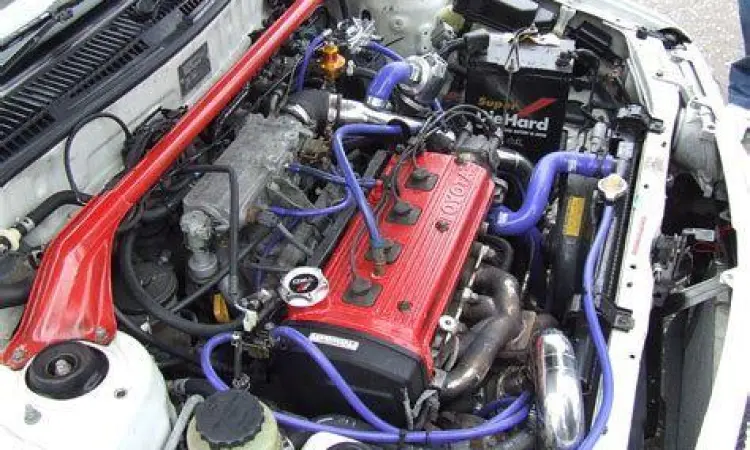 Mesin Toyota Starlet Ruang mesin Toyota Starlet 2E yang bersih