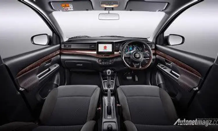 Interior Suzuki Ertiga Interior mewah Suzuki Ertiga Hybrid dengan panel kayu