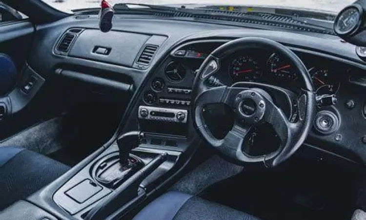 Interior cockpit Toyota Supra MK4 yang berorientasi pada pengemudi