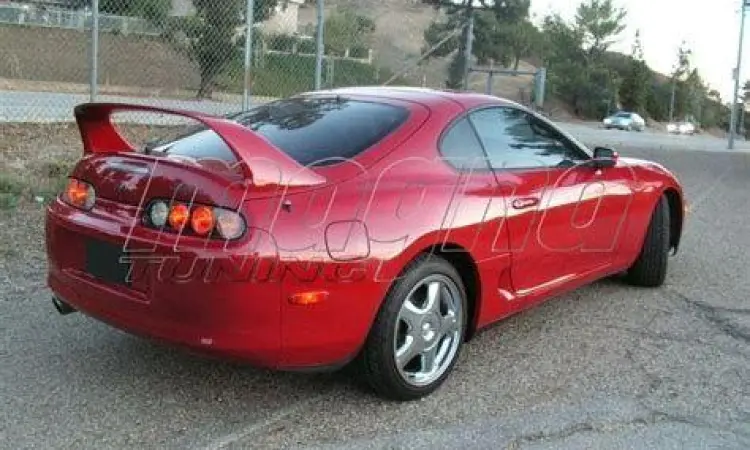 Tampilan belakang ikonik Toyota Supra MK4 dengan spoiler besar