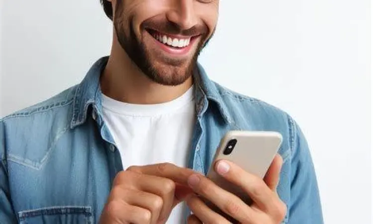 Transaksi Digital IM3 Seorang pria melakukan transaksi digital melalui smartphone