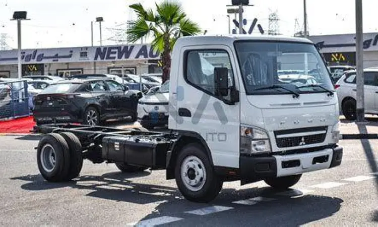 Mitsubishi Fuso Canter Terbaru Tampilan luar Mitsubishi Fuso Canter Euro 4 terbaru dengan warna kabin kuning khas