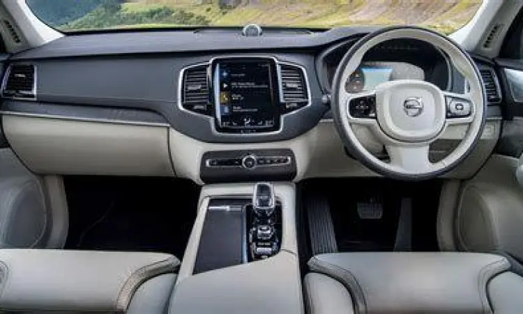 Detail Interior Volvo XC90 Interior mewah Volvo XC90 dengan aksen kayu dan kristal Orrefors