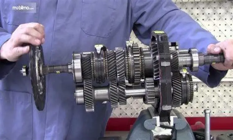 Kondisi gigi gardan mobil yang aus dan rusak karena jarang ganti oli