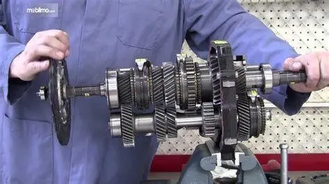 Kerusakan Gigi Gardan Kondisi gigi gardan mobil yang aus dan rusak karena jarang ganti oli