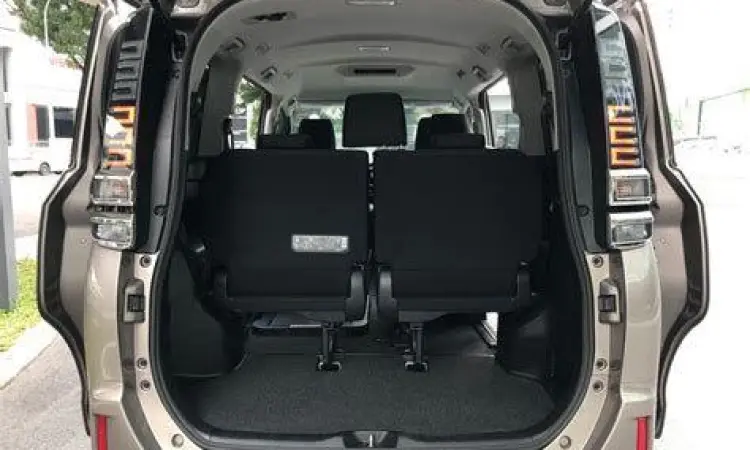 Kapasitas bagasi Toyota Voxy yang luas