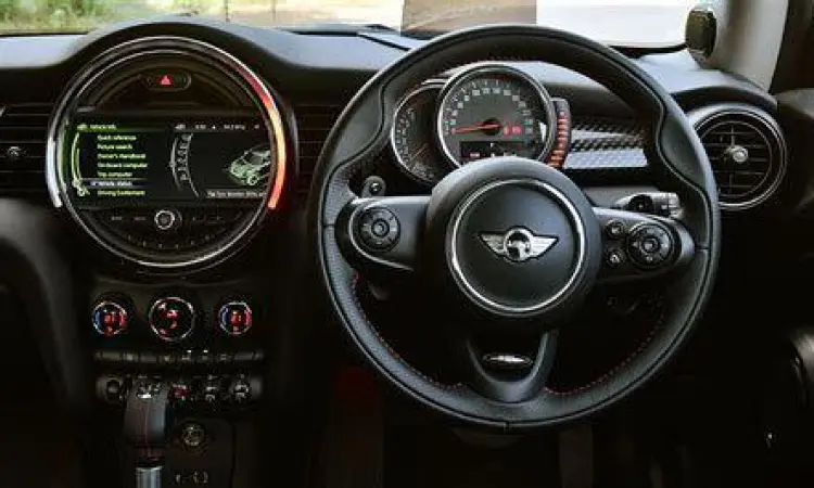 Interior mewah Mini Cooper S dengan teknologi digital cluster terbaru