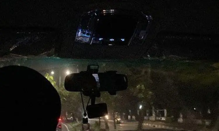 Perjalanan Malam Travel Mobil travel melintasi jalan tol malam hari