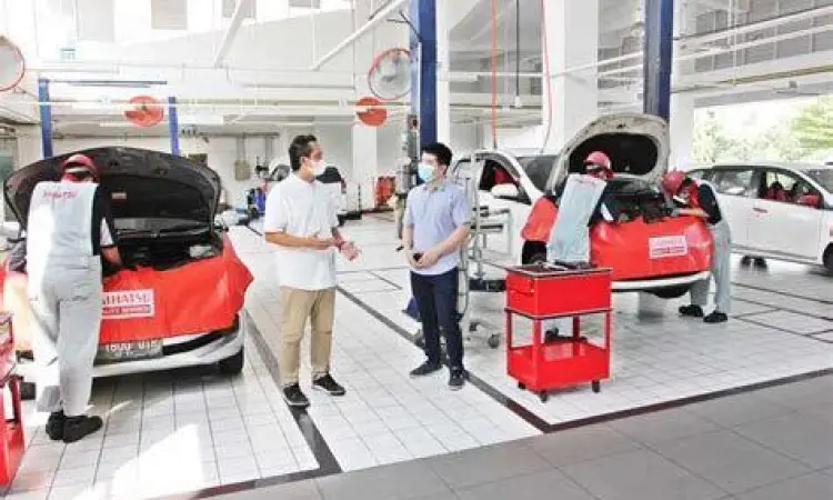 Suasana bengkel resmi Daihatsu