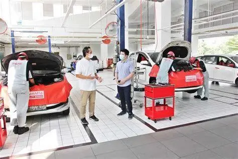 Layanan Purna Jual Daihatsu Suasana bengkel resmi Daihatsu