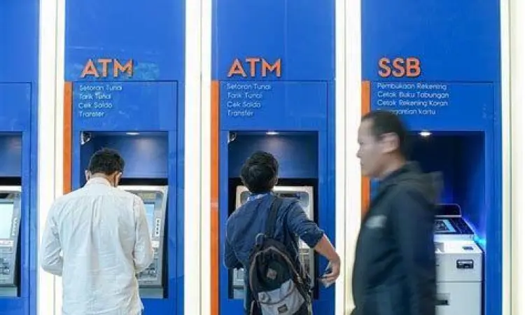 Nasabah melakukan cara transfer sesama bri di atm