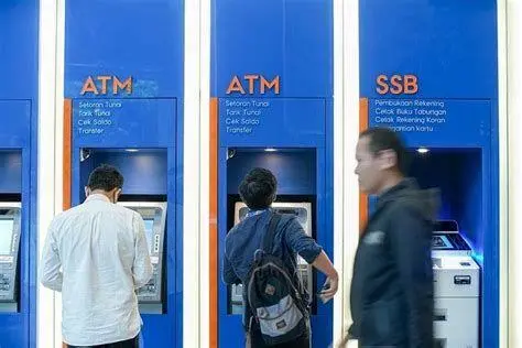 Nasabah di ATM BRI Nasabah melakukan cara transfer sesama bri di atm