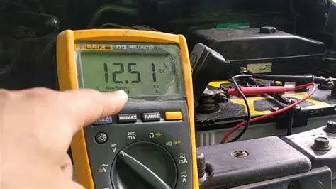 Pengecekan Tegangan Aki Pengecekan tegangan aki mobil menggunakan multimeter