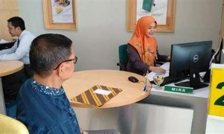 Petugas layanan nasabah di bank